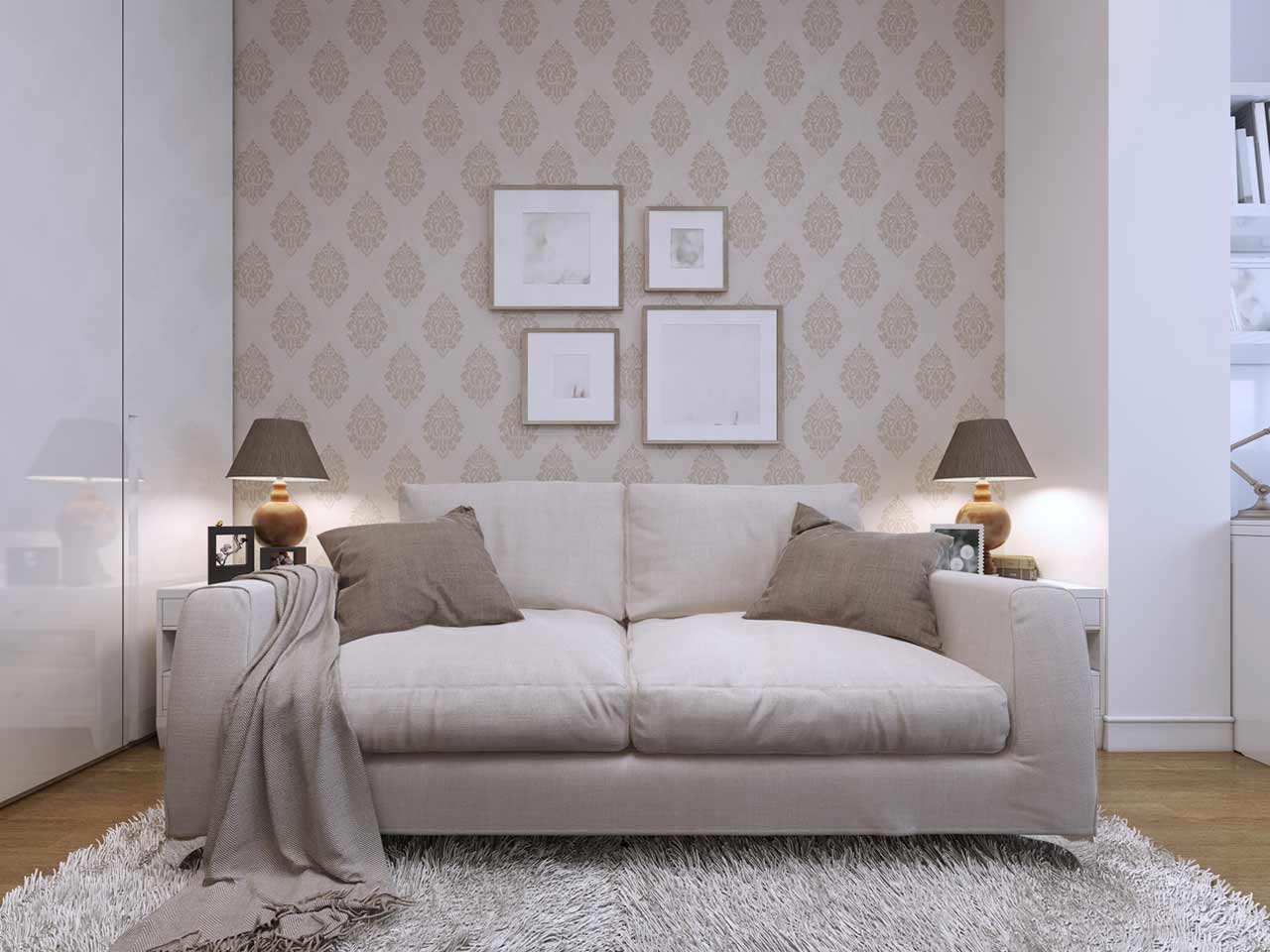 اتاق نشیمنی که دیوار پشتی مبل آن دارای کاغذ دیواری به رنگ قهوه ای و طرح کلاسیک است و باقی دیوارها رنگ سفیدی دارند